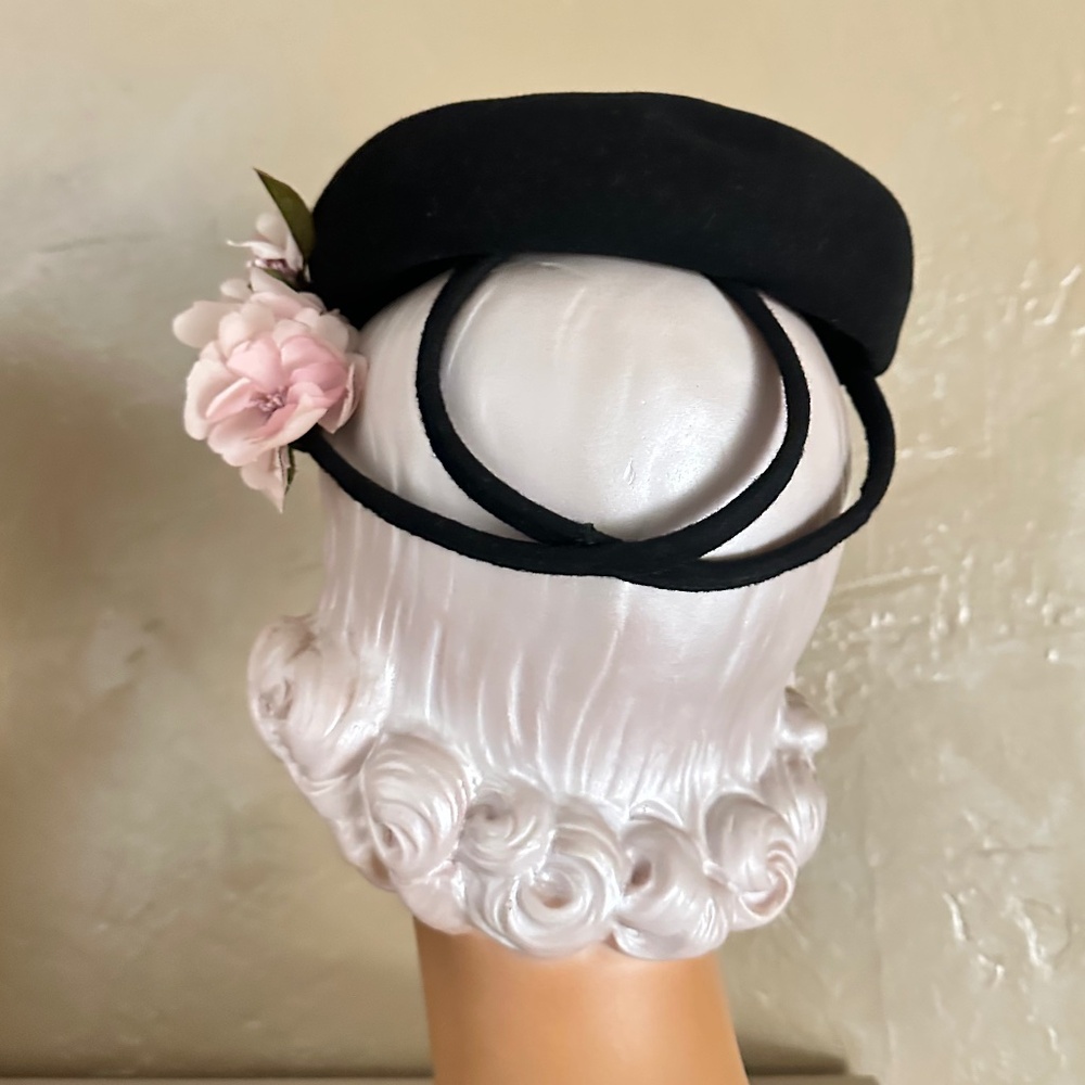 IMPRESSIVE 1930s' BLACK FELT TILT HAT WITH PINK FABRIC FLOWERS/LEAVES - Picture 4 of 10